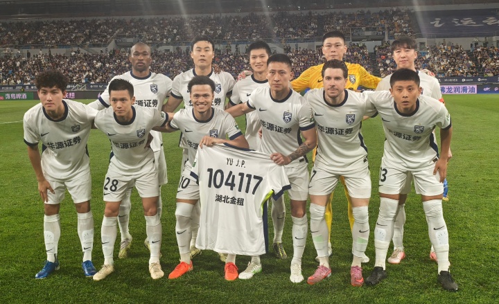 缅怀离世球迷,武汉三镇球员手持印有号码“104117”的球衣入场