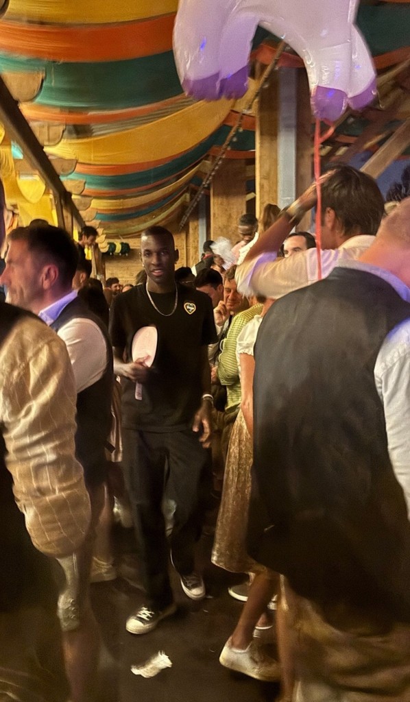 图片报:周日晚孔帕尼和多名球员私下参加啤酒节,杰克逊身穿常服