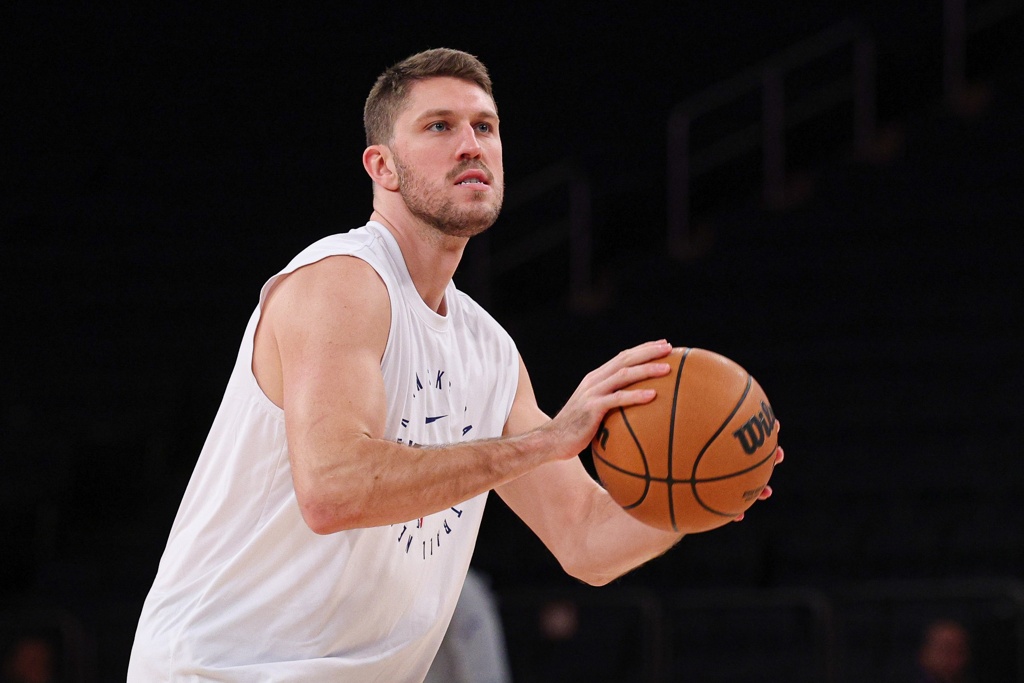 队记:尼克斯正在考虑在训练营开始前签回老将射手马特-瑞安