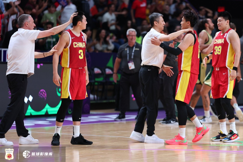 雷蒙:感谢郭士强指导和教练组的信任 1分之差输给澳大利亚很遗憾